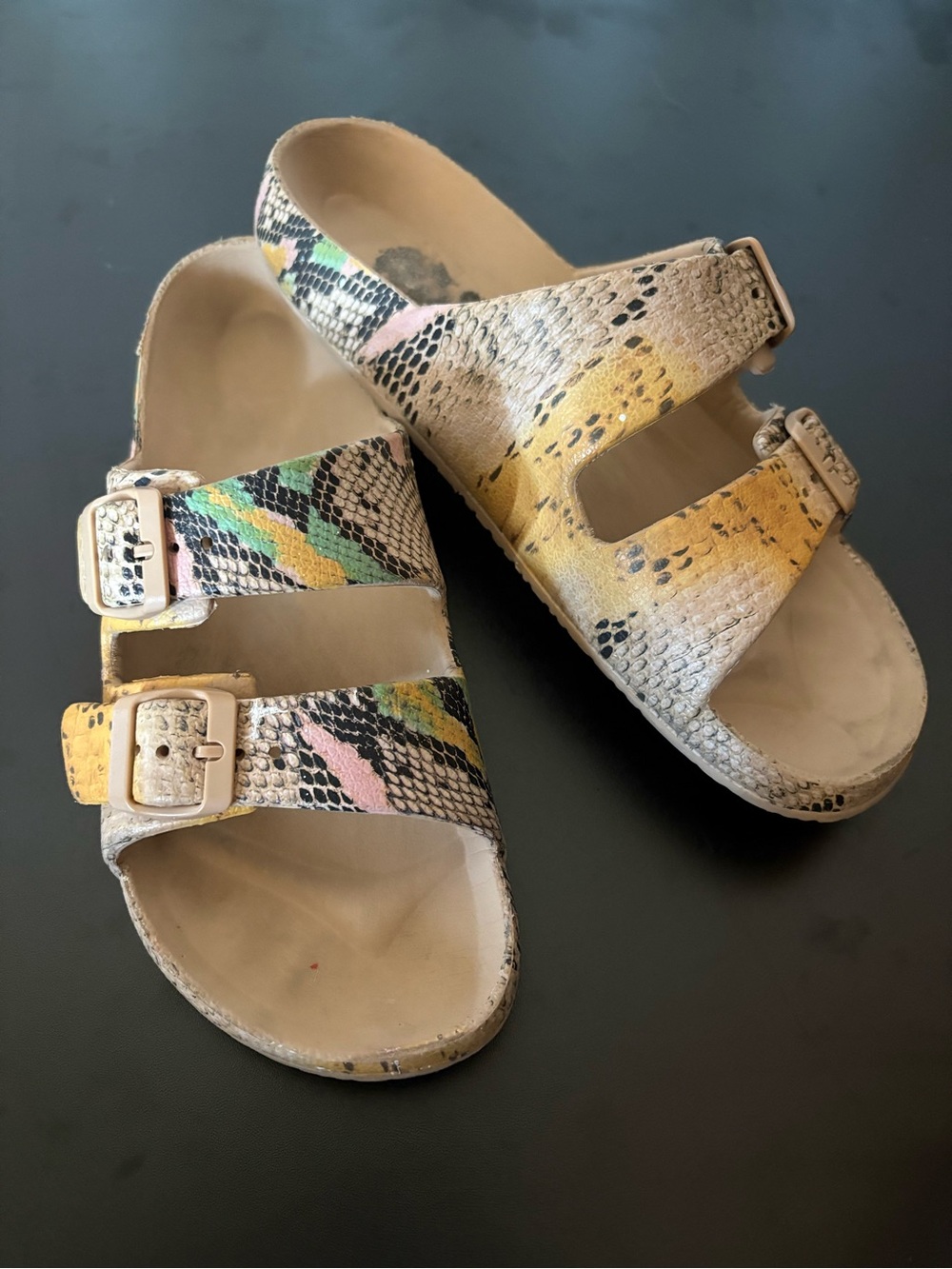 Vince Camuto Mandial pool side flip flops sandals natural multi snake print 🌵8